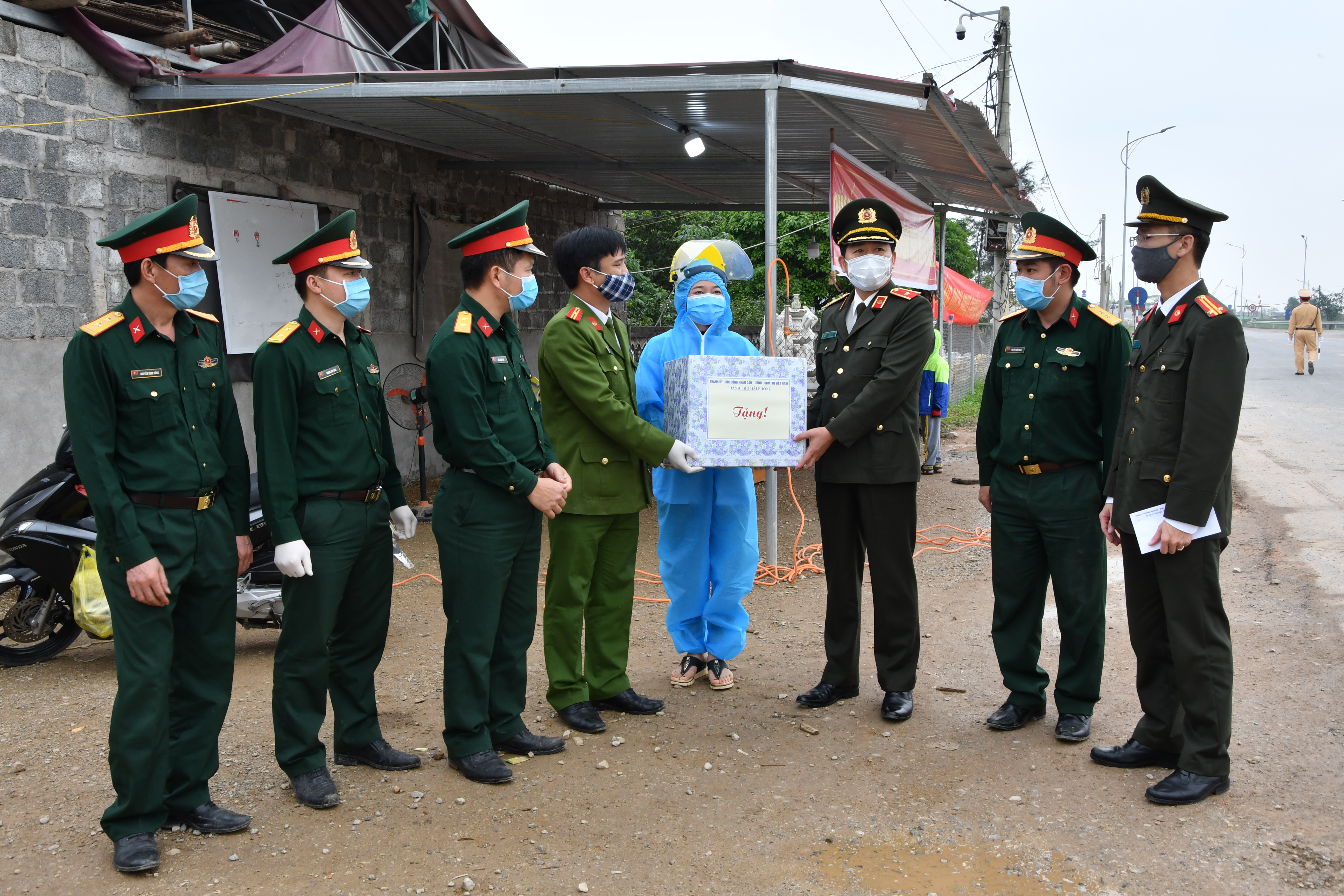 Giám đốc CATP tặng quà chốt số 7